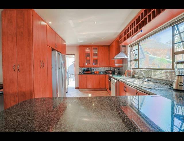 4 BEDROOM TOWNHOUSE FOR SALE IN GLENVISTA